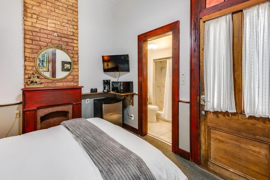 Royal Barracks Guest house *